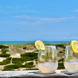 Oceanfront 4 Bedroom Salvo Sandcastle Hot Tub，位于Salvo的酒店