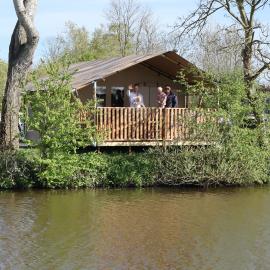 Luxe glamping tenten aan het water，位于Wommels的酒店