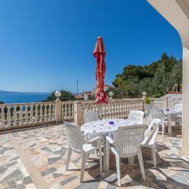 Apartments and rooms with parking space Podgora, Makarska - 23916，位于伯德古拉的酒店