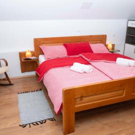 Apartma ''Pri Movernu''，位于Semič的酒店