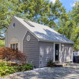 Cozy Waterfront Cottage - Sleeps 4，位于沃里克的酒店