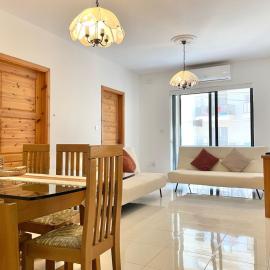 Modern Mediterranean 3 Bed, 2 Bath in St Pauls Bay - 5 Min Walk to Promenade, Beaches Nearby，位于圣保罗湾城的酒店