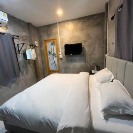 บ้านกลางสวน รีสอร์ต ทุ่งเสลี่ยม สุโขทัย，位于Thung Saliam的酒店