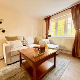 New Forest Cozy 3-Bed Family Cottage, PaultonsPark，位于Bartley的酒店