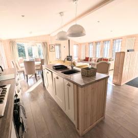 1, 2 or 3 bedroom Hot tub Lodges，位于北沃尔舍姆的酒店