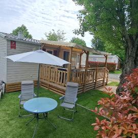 Camping à Condrieu, Mobil home 6 pers sur les bords du Rhône, avec parc aquatique，位于孔德里约的酒店