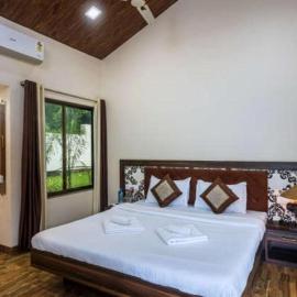 Tiara Room at Mandawa BY 29Bungalow，位于Mandve的酒店