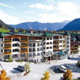 Vier Jahreszeiten Wellnessresort Achensee，位于毛拉赫的酒店