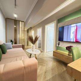 Modern & Glam Apartments Evergreen Towers Underground Parking Option，位于雅西的酒店
