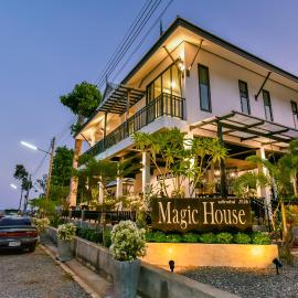 Magic House - No Pets Allowed，位于春蓬的酒店