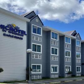 Microtel by Wyndham Eagle Ridge，位于General Trias的酒店