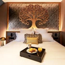 Logis Hôtel Jeanne & Jules Hôtel Spa et Restaurant，位于Rostrenen的酒店