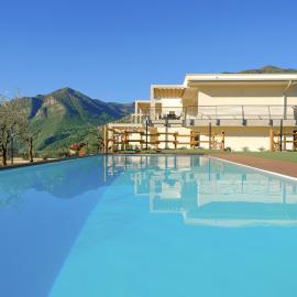 Costa Blu - Pool and terrace overlooking the lake，位于里瓦迪索尔托的酒店