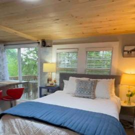 Cheerful Cottage Close to Everything 13，位于Edgecomb的酒店