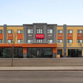 Ramada by Wyndham West Edmonton Hotel & Suites，位于埃德蒙顿的酒店