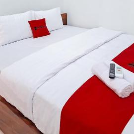 RedDoorz Syariah Near Alun-Alun Kudus，位于Kudus的酒店
