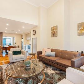 Luxury on the Esplanade，位于伊丘卡的酒店