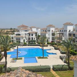 Exclusive Silent & Sunny Top Floor Apartement, Pools & Golfview，位于罗尔丹的酒店