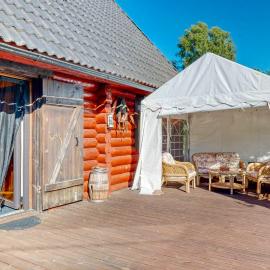 Part of house, sauna and terrace，位于Ranniku的酒店