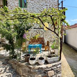 Atelies Stone House，位于Potamia的酒店