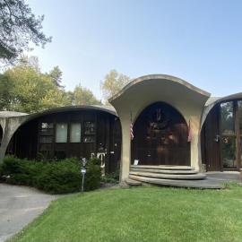 HOUSE Of THE FUTURE IN THE WOODS OF WEST LANSING，位于兰辛的酒店