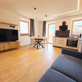 Alpine Lodge Tesero - Alpine Stay Apartments，位于泰塞罗的酒店