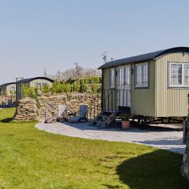 Shepherds Huts at The Cornish Arms，位于圣梅尔林的酒店