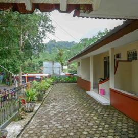RedDoorz near Lokawisata Baturaden 2，位于Tenjo的酒店