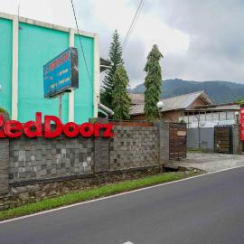 RedDoorz near Lokawisata Baturaden，位于普禾加多的酒店