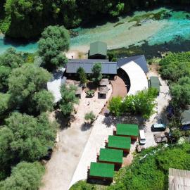 Blue Eye Saranda Cabins,位于萨兰达的酒店