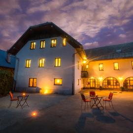 1A Adventure Hostel，位于勒什的酒店