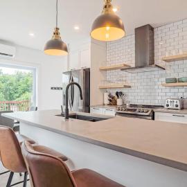 851 condo in Bromont Vieux Village mountain view，位于布罗蒙的酒店