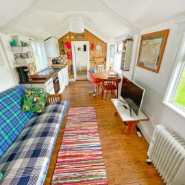 Seaside Sunset Hut, Sandy & Quiet Norfolk Beach，位于伯克顿的酒店