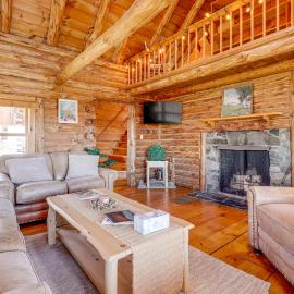 Furnished Deck + Views: Walpole Cabin Retreat，位于Walpole的酒店