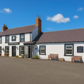 The White Swan Inn，位于Lowick的酒店