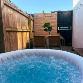 Duplex Stay With Hot Tub Opposite Stadium，位于卡迪夫的酒店