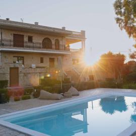 Seaside "Stone & Light Villa" close to Aegina City，位于Khlóï的酒店