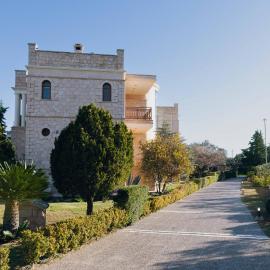 Seaside "Stone & Light Villa II" close to Aegina City，位于Khlóï的酒店