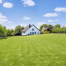 Villa Borgloon with Blossom Views and Jacuzzi，位于博尔赫隆的酒店