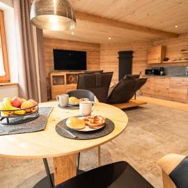 Luxus Chalet im Allgäu - Zirbenholz Schlafzimmer - Terrasse mit Bergblick - Infrarotkabine，位于布莱夏的酒店