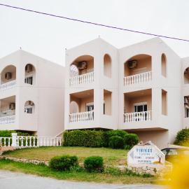 Finikas Apartments，位于普拉基亚斯的酒店