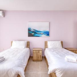 New! Spacious 4-Bedroom Duplex apt by SF Homes，位于姆西达的酒店