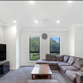 Family Home with Separate Stuio，位于Riverstone的酒店