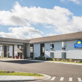 Days Inn & Suites by Wyndham Wausau，位于沃索的酒店