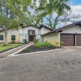 2 Mi to Dtwn: Spacious Angleton Home w/ Courtyard!，位于安格尔顿的酒店