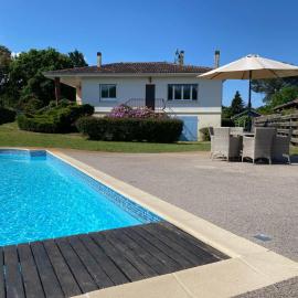 Maison Pierre 3 bedroom house with swimming pool，位于莱昂的酒店