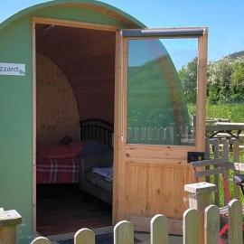 Green Dragon and Kitchen Pod - Sleeps 2 & Parking，位于威尔斯浦的酒店