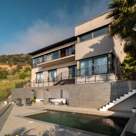 4 BR vila 25 minutes to Barcelona Fantastic sea views pool，位于阿莱利亚的酒店