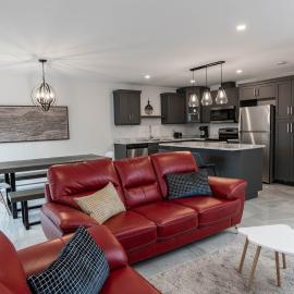 Charming, modern, luxury house with garage，位于里弗维尤的酒店