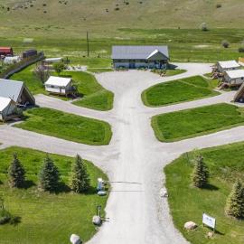 Tiny Town Campground，位于Emigrant的酒店